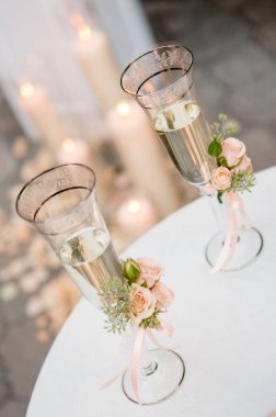 Gözlük gelin ve damat masaya