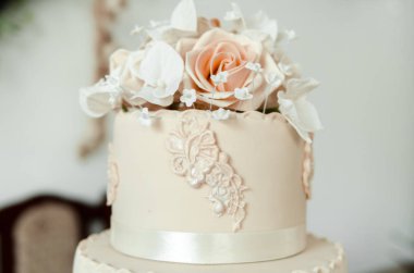 Düğün pastası pasta düğün bir tabloda bir parçası