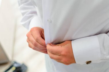 Adam bir takım elbise giyiyor