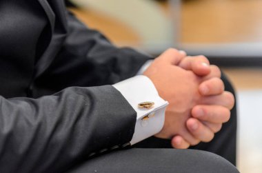 Adam bir takım elbise giyiyor