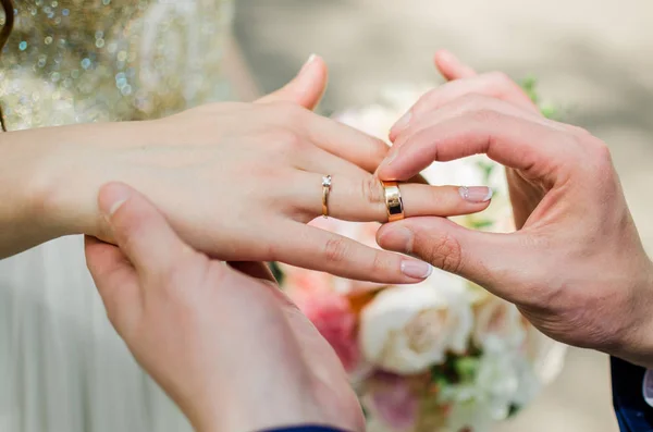 De bruidegom draagt de bruid ring — Stockfoto