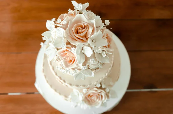 Bolo de casamento na mesa — Fotografia de Stock