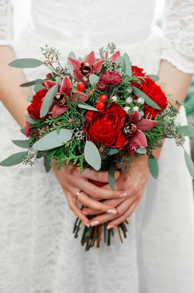 Menyasszony bouquet, igazi virágok a menyasszony, menyasszonyi csokor, esküvői dekoráció, esküvői dekoráció — Stock Fotó