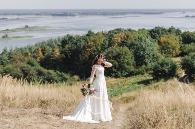       Nehir sızıntısı dağın zirvesinde beyaz bir elbise içinde gelin