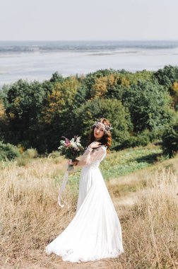       Nehir sızıntısı dağın zirvesinde beyaz bir elbise içinde gelin