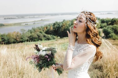       Nehir sızıntısı dağın zirvesinde beyaz bir elbise içinde gelin