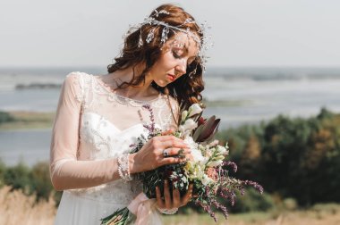       Nehir sızıntısı dağın zirvesinde beyaz bir elbise içinde gelin