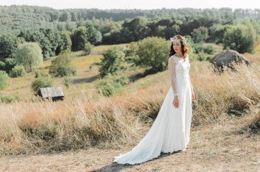 Gelin tepede duruyor