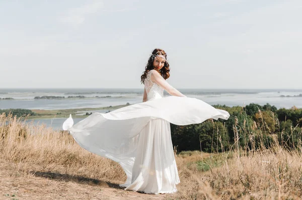 강 유출 산 위에 하얀 드레스를 입고 신부 — 스톡 사진