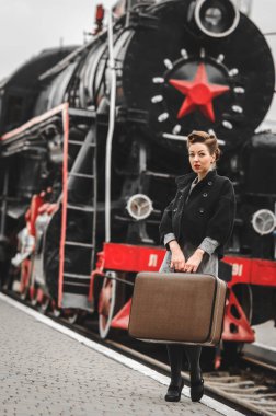 Kız tren istasyonu platformu