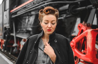 Kız tren istasyonu platformu