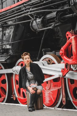 Kız tren istasyonu platformu