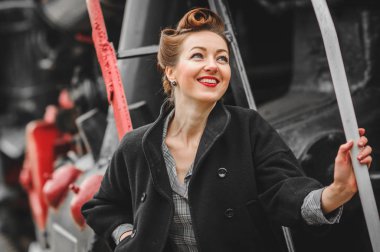 Kız tren istasyonu platformu