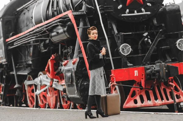 Ragazza sulla piattaforma della stazione ferroviaria — Foto Stock