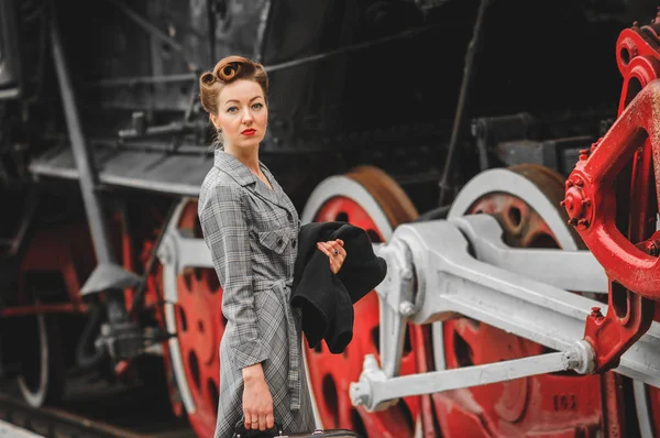 Девушка на платформе железнодорожного вокзала — стоковое фото