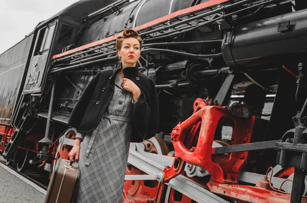 Chica en la plataforma de la estación de tren —  Fotos de Stock