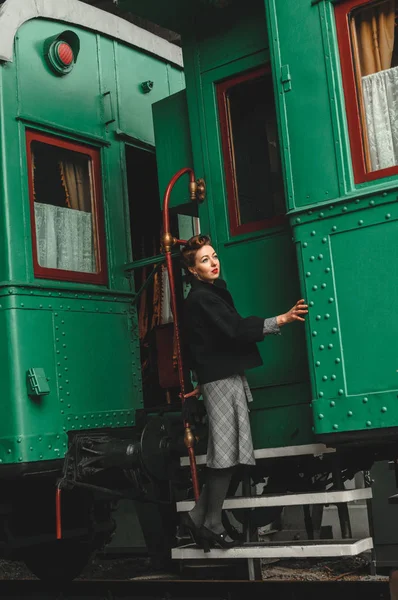 Kız demiryolu platformu üzerinde elveda diyor