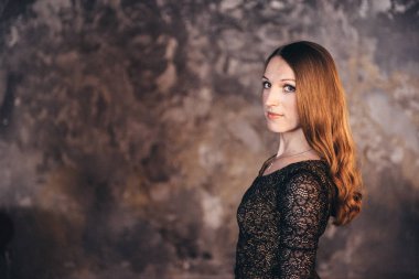 Stüdyo fotoğraf oturumunda bir kız lirik bir ruh hali içinde