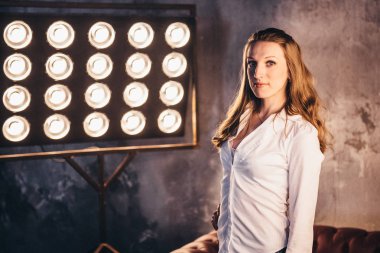 Kız aktris soffits ışığında kanepede