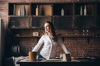 Bir kız mutfakta bir hamur hazırlar