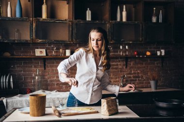 Bir kız mutfakta bir hamur hazırlar