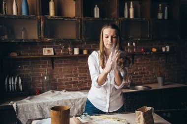 Bir kız mutfakta bir hamur hazırlar