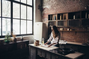 Bir kız mutfakta bir hamur hazırlar