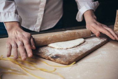 Bir kız mutfakta bir hamur hazırlar