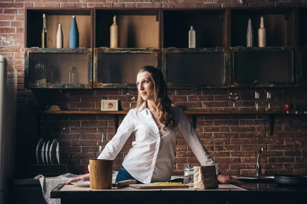 Bir kız mutfakta bir hamur hazırlar