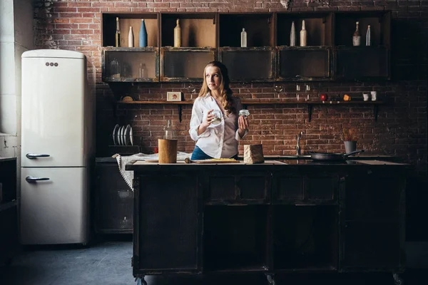 Uma menina na cozinha prepara uma massa — Fotografia de Stock
