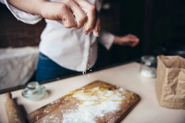 Uma menina na cozinha prepara uma massa — Fotografia de Stock