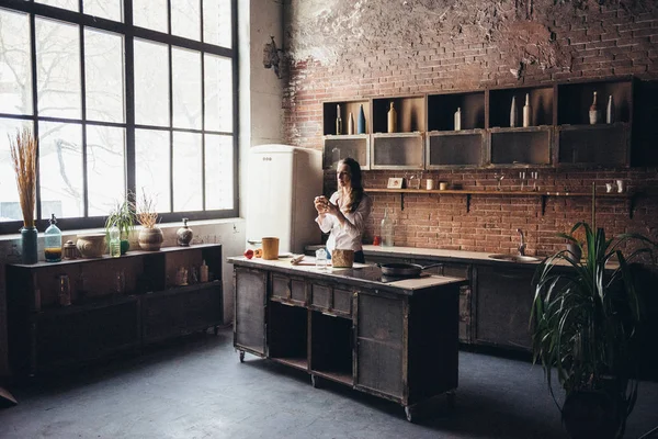 Uma menina na cozinha prepara uma massa — Fotografia de Stock