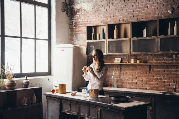 Девушка на кухне готовит тесто. — стоковое фото