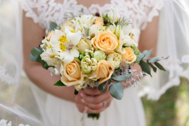 Gelinin elinde düğün buketi