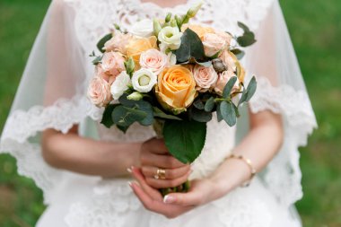 Gelinin elinde düğün buketi