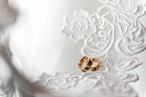 Esküvő gyűrű, a fátyol a — Stock Fotó