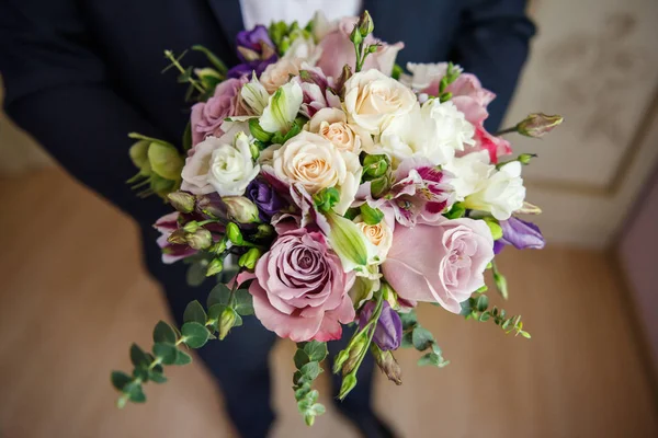 Un bouquet di nozze nelle mani dello sposo — Foto Stock