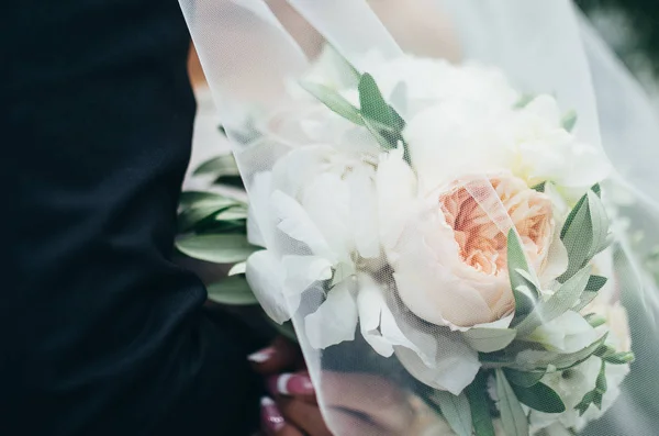 Bouquet da sposa sotto il velo — Foto Stock