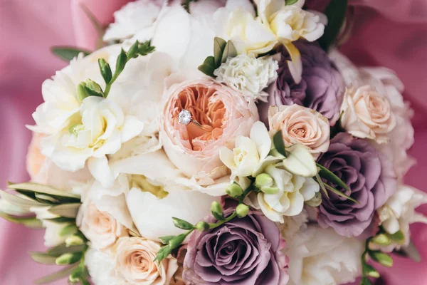 Alyans yalan üzerine taze çiçek bir buket