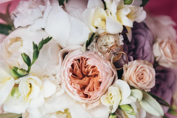 Alyans yalan üzerine taze çiçek bir buket