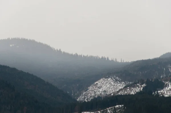 Tél a hegyekben, a felhők hazugság felett a tetejét a mo — Stock Fotó