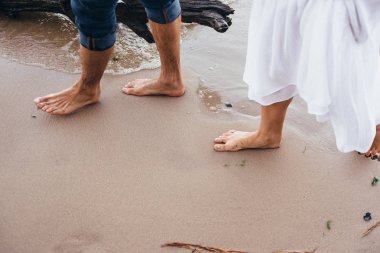 bir çift yürüme yalınayak kumsalda ıslak kum üzerinde ben aşık