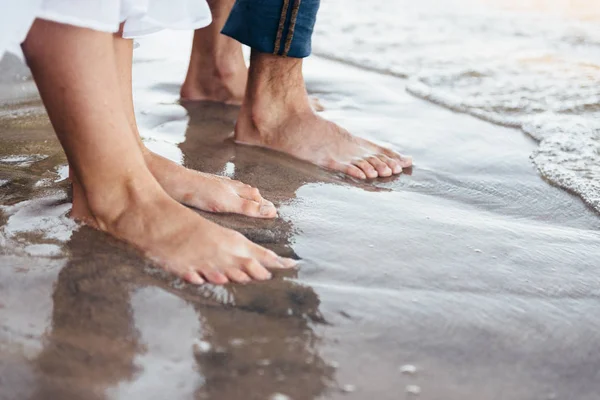 Couple amoureux debout pieds nus sur la plage sable mouillé — Photo