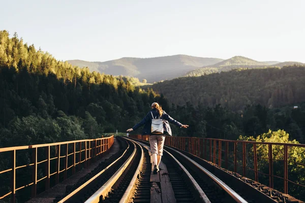 한와 철도 교량에 산에서 여자 관광 — 스톡 사진