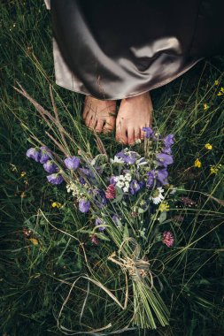 Taze çiçekler buket toplanan dağlarda yalan, 