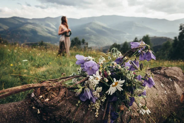 Bouquet of fresh flowers collected in the mountains. Girl on the — Stock Photo, Image