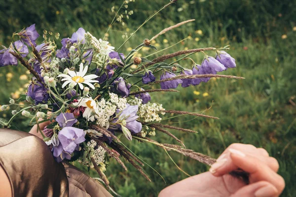 Bouquet de fleurs fraîches recueillies dans les montagnes dans les mains — Photo