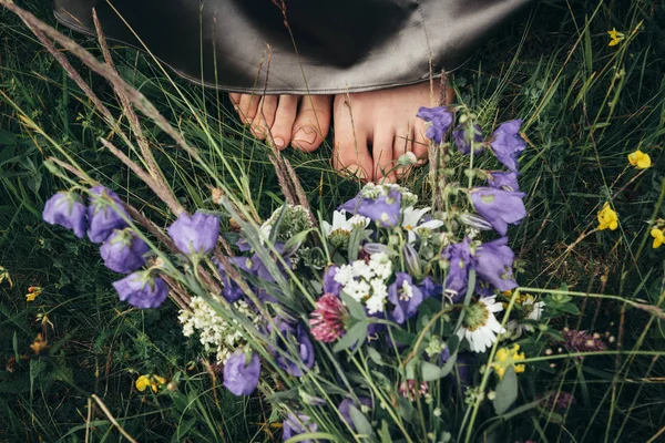 신선한 꽃의 꽃다발에서 거짓말 산에서 수집 된 — 스톡 사진