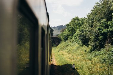 Tren vagonuna dağlardan görünümünü