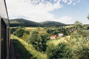 Tren vagonuna dağlardan görünümünü